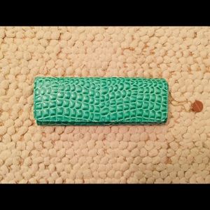 Green clutch